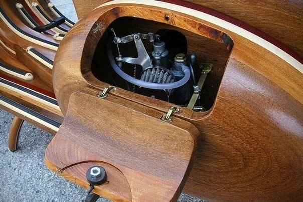 Винтажный мотороллер Vespa с деревянным корпусом