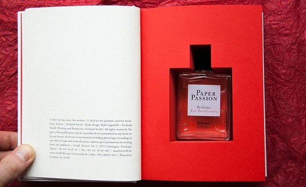 Берлинский парфюмер создал запах, от которого обалдеют все книголюбы. Новый аромат "Paper Passion" пахнет не цветами и сладостями, а свеженапечатанной бумагой