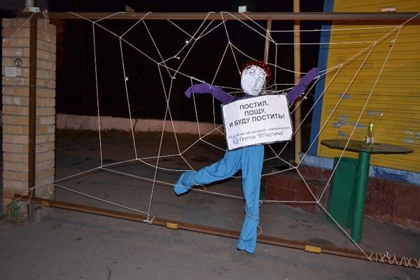 Ночью с 1 на 2 июля в Омске в оживленных местах центра города и городка Нефтяников появилась гигантская паутина, в которую попали люди.