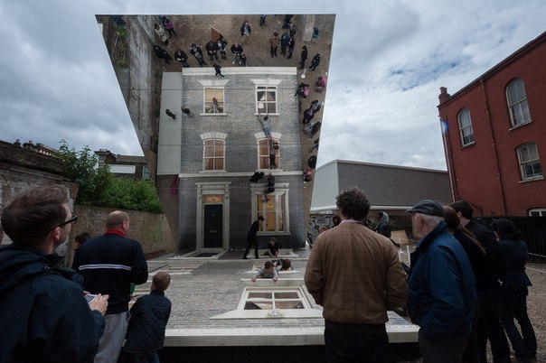 Аргентинский художник Leandro Erlich призывает людей не верить глазам своим. В качестве демонстрации этого принципа он создает оптические иллюзии, в которых показывает совершенно немыслимые вещи. Одна из таких работ, Dalston House, была представлена недавно в Лондоне.