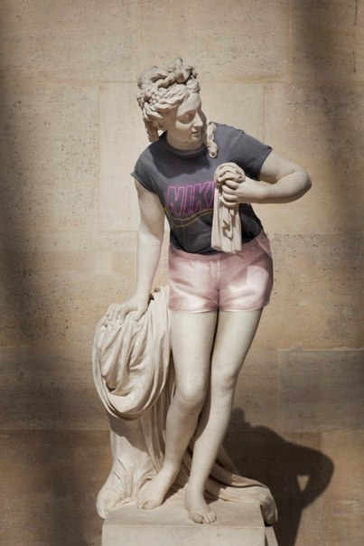 Дизайнер Léo Caillard осовременивает женские скульптуры, переодевая их в современную одежду