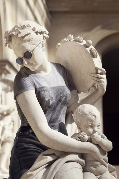 Дизайнер Léo Caillard осовременивает женские скульптуры, переодевая их в современную одежду