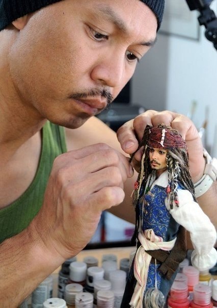 Филиппинский художник Ноэль Круз из обычных кукол Барби делает удивительные копии знаменитостей