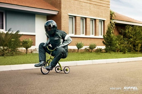 Реклама мотоциклетных шлемов Riffel: «В нашем шлеме вы будете себя чувствовать так же безопасно»