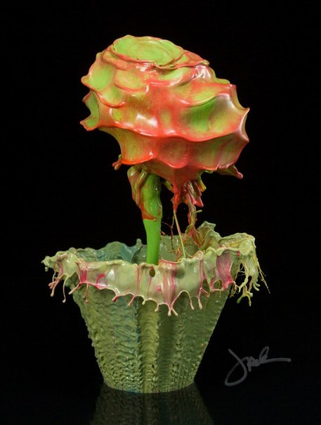 Фотограф и художник Jack Long выращивает свои цветы из одной воды, в прямом смысле слова. С помощью краски, воды и фотоаппарата он делает снимки своих творений