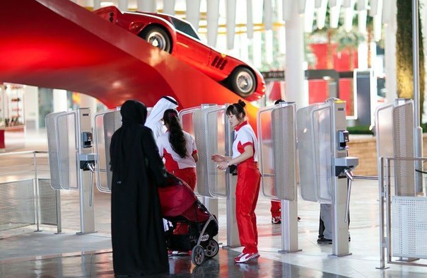 Элитный Ferrari World-парк развлечений в Дубае.