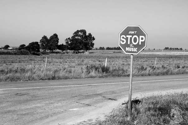В проекте "STOP" была сделана попытка донести до людей некоторые ироничные и критические сообщения через сочетание различных шрифтов на дорожных знаках "Стоп". Надписи сделаны в определенных местах, где их содержание уже обретает нужный смысл.