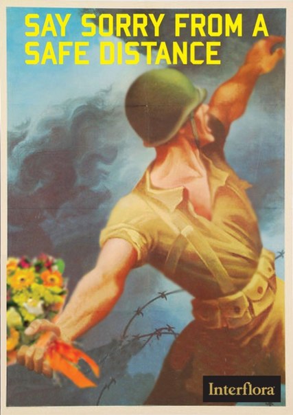 Солдат кидающий букет цветов вместо гранаты в рекламе  службы доставки цветов Interflora: "Извиняйся с безопасного расстояния"
