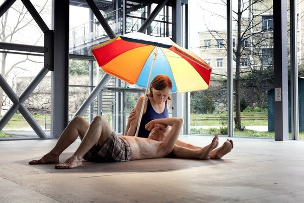 Гиперреалистичная скульптура "Пара под зонтом" от Ron Mueck