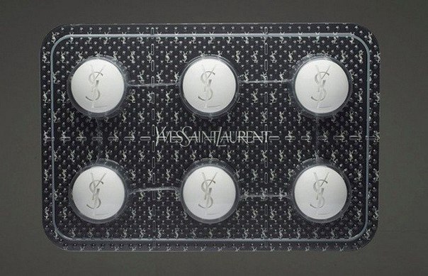 Художник Desire Obtain Cherish из Лос-Анджелеса предлагает серию дизайнерских таблеток. Он использует логотипы всемирно известных брендов, тем самым критикуя общество потребления.