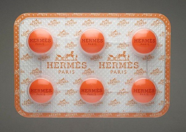 Художник Desire Obtain Cherish из Лос-Анджелеса предлагает серию дизайнерских таблеток. Он использует логотипы всемирно известных брендов, тем самым критикуя общество потребления.
