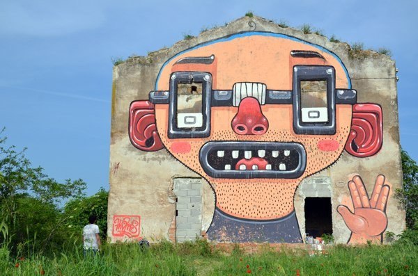 Уличный художник, иллюстратор Diego Della Posta тщательно выбирает место для каждего своего творения и его "создания" идеально вписываются в окружающую среду
