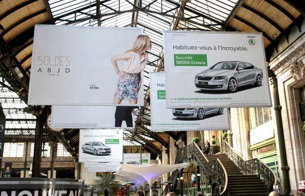Интересная наружная реклама для Skoda от французского рекламного агентства La Chose. Авто привлекательно как для мужчин, так и для женщин. Настолько, что на него начинают заглядываться даже с соседних плакатов.