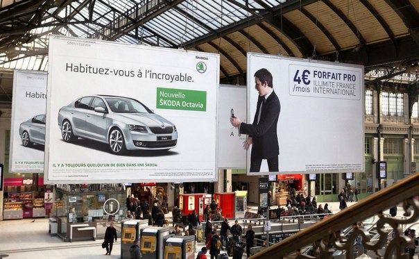 Интересная наружная реклама для Skoda от французского рекламного агентства La Chose. Авто привлекательно как для мужчин, так и для женщин. Настолько, что на него начинают заглядываться даже с соседних плакатов.