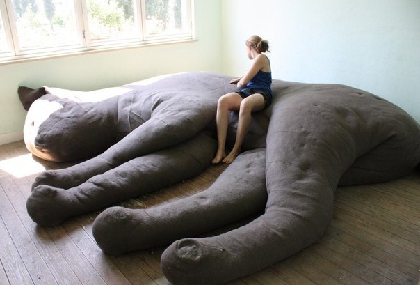 Большая уютная кошка-диван