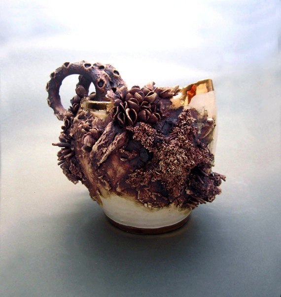 Художник по керамике Mary O Malley создает удивительные фарфоровые чашки, чайники и вазы, которые создают впечатление, как будто их подняли со дна океана, где они пролежали несколько сотен лет.
