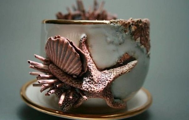 Художник по керамике Mary O Malley создает удивительные фарфоровые чашки, чайники и вазы, которые создают впечатление, как будто их подняли со дна океана, где они пролежали несколько сотен лет.