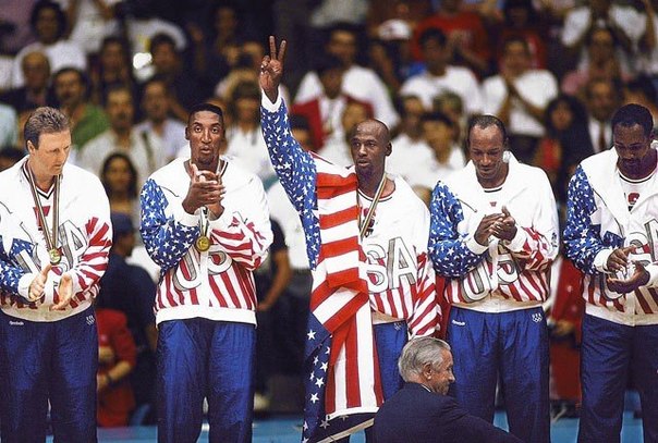 Майкл Джордан на церемонии награждения американской баскетбольной сборной золотыми медалями Олимпиады 1992 года в Барселоне стоял на пьедестале, завернувшись в американский флаг. Это было вызвано не только патриотическими чувствами, но и контрактом спортсмена с компанией Nike, так как на форме сборной стоял логотип Reebok.