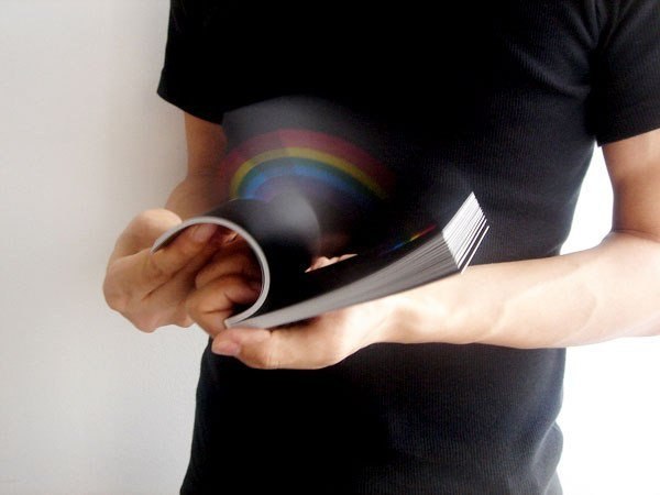 Японский дизайнер Масаши Кавамура создал книгу, при помощи которой можно добыть радугу