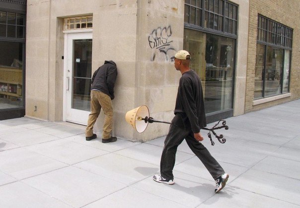Уличный художник Марк Дженкинс нашел свой безумный подход к стрит арту. Он размещает свои человекоподобные скульптуры в самых неожиданных публичных местах разных городов мира.