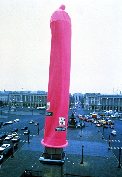 1 декабря 1993 года в Париже на площади Конкорд состоялась яркая акция борьбы со СПИДом. На центральный монумент площади натянули гигантский презерватив с логотипом United Colors of Benetton.