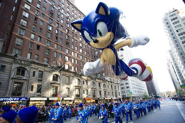 Гигантские воздушные шары, изображающие знаменитых персонажей комиксов, мультфильмов и телевидения на параде в Нью-Йорке.