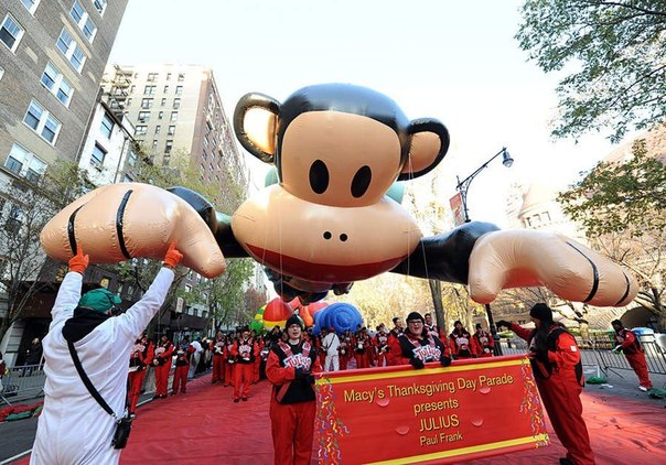 Гигантские воздушные шары, изображающие знаменитых персонажей комиксов, мультфильмов и телевидения на параде в Нью-Йорке.