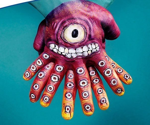 Бразильское агентство Agência Matriz, призывая лучше мыть руки, создало серию под названием "Monster Hands" ("Руки-монстры").