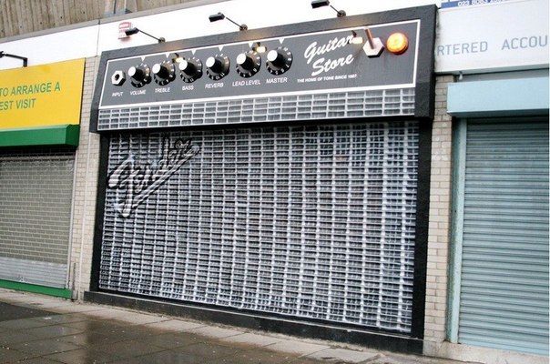 Фасад лондонского магазина, торгующего электрогитарами, выполнен в виде гитарного усилителя.