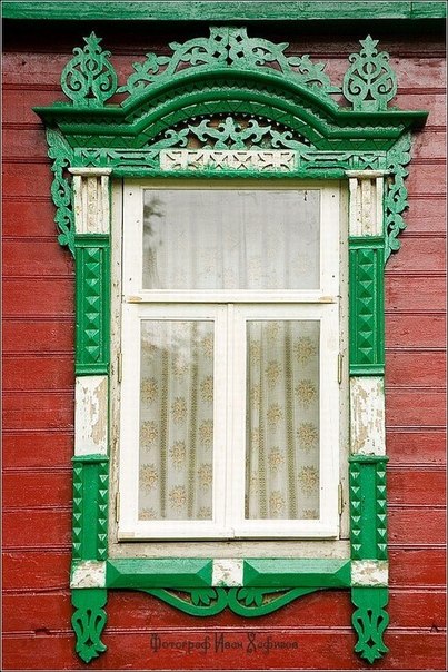 Подборка резных окон в старославянском стиле