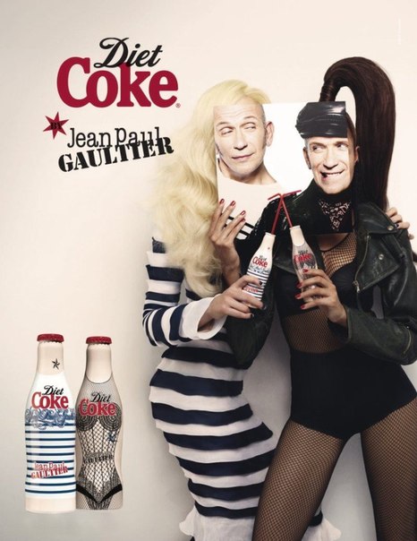 Французский модельер Жан-Поль Готье в роли креативного директора компании Diet Coke представил необычную "татуированную" серию стеклянных бутылок Diet Coke.