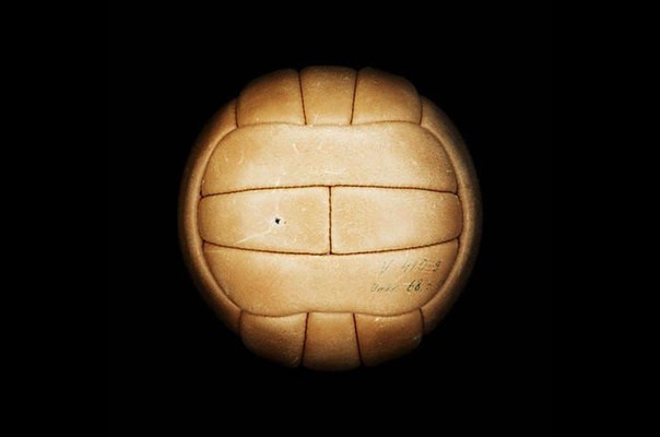 Фотографии мячей, использовавшихся на чемпионатах мира по футболу с 1930 по 1974 год