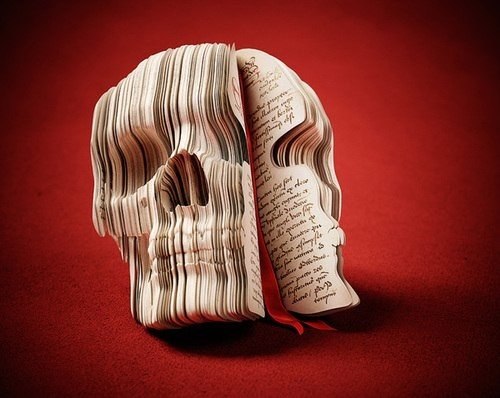 Книга в форме черепа