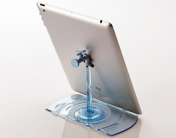 Подставка "Running Water". Открытый кран с текущей водой – оригинальное решение для подставки. Творение японской дизайнерской студии Nendo.