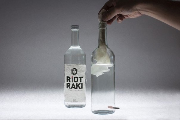 Революционный дизайн турецкой водки Riot Raki, от Manuel Urbanke и Maximilian Hoch. Специально для городов с забастовками.