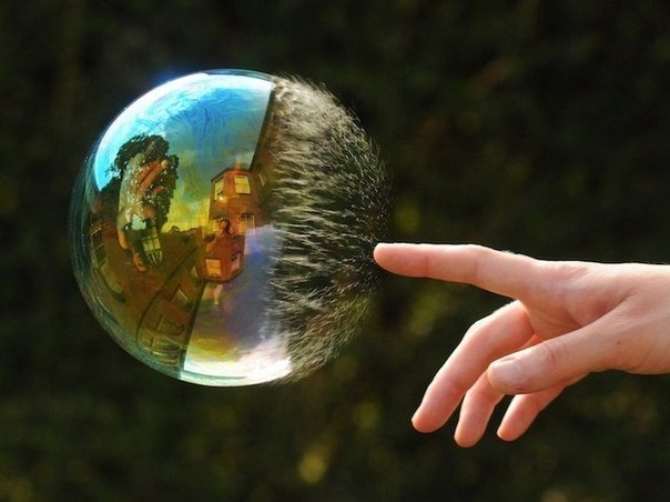 Английский фотограф Richard Heeks любит фотографировать мыльные пузыри и то, что в них отражается