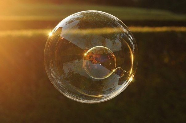 Английский фотограф Richard Heeks любит фотографировать мыльные пузыри и то, что в них отражается