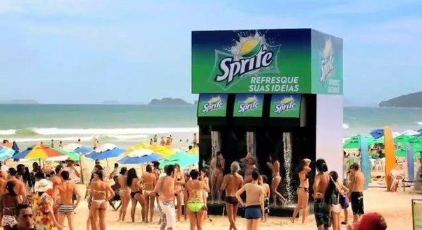 Бесплатный душ Sprite на  бразильском пляже Копагабана