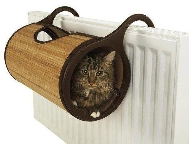 Дом для кошки на батарее
