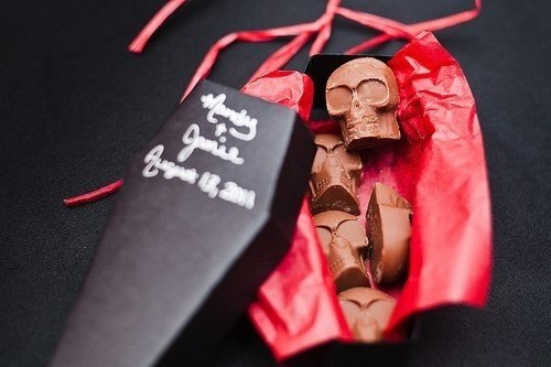 Коробка шоколада в готическом стиле