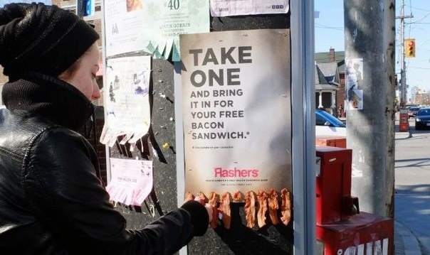 Оригинальная наружная реклама закусочной: "Возьмите кусочек бекона и обменяйте его на настоящий сэндвич с беконом у нас в Flashers!"