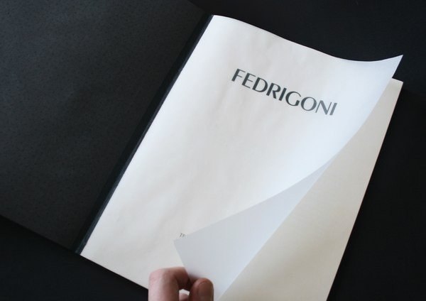 Fedrigoni итальянская компания - производит уникальную дизайнерскую бумагу. Совместно с Джонатаном Шаклтоном (Jonathan Shackleton) дизайнером из Великобритании предприятие выпустило уникальный каталог с готовыми макетами для рукодельных работ.