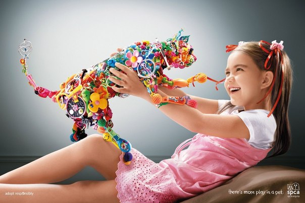 Реклама приюта для животных SPCA: "С живым питомцем веселее играть"