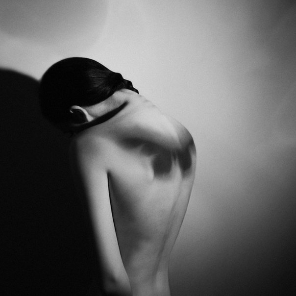 Фотопроект Noell Oszvalde "Автопортрет". Черно-белая тональность выбрана специально для того, чтобы цвет при просмотре не отвлекал от чувств, которые возникают от вложенной в каждое фото идеи.