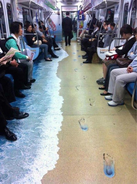 Оформление вагона метро в Сеуле.