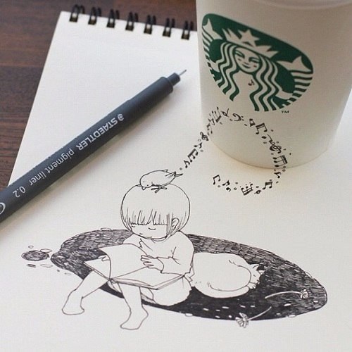 Иллюстратор Tomoko Shintani весело проводит время, делая рисунки, пока пьет кофе в Starbucks. На своем сайте она сообщает, что это не пиар и не рекламный ход, просто от ароматов в Starbucks ей хочется творить, выходя за рамки листа на одноразовые стаканчики и обыгрывая кружки. Прекрасные рисунки, дарящие улыбки и позитивное настроение)