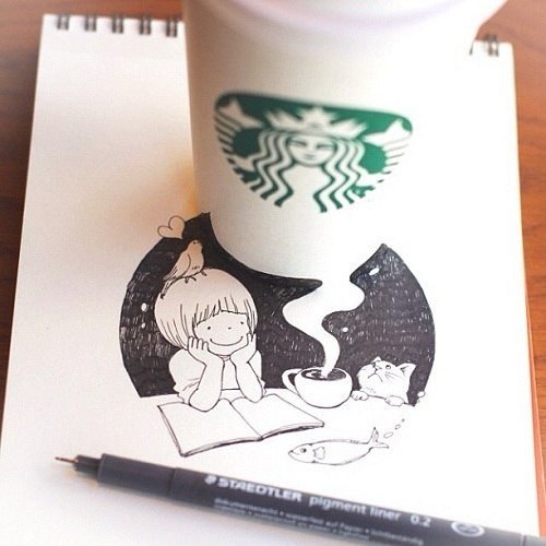 Иллюстратор Tomoko Shintani весело проводит время, делая рисунки, пока пьет кофе в Starbucks. На своем сайте она сообщает, что это не пиар и не рекламный ход, просто от ароматов в Starbucks ей хочется творить, выходя за рамки листа на одноразовые стаканчики и обыгрывая кружки. Прекрасные рисунки, дарящие улыбки и позитивное настроение)