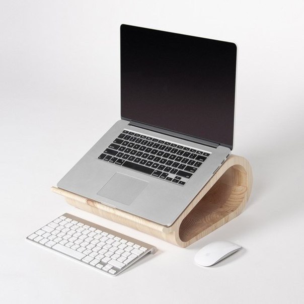 Наклонная подставка для лаптопа с отделением для мышки и внешней клавиатуры.