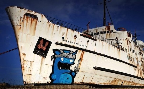Команда DuDug сделала из заброшенного корабля-призрака на берегу Западного Уэльса галерею стрит -арта.