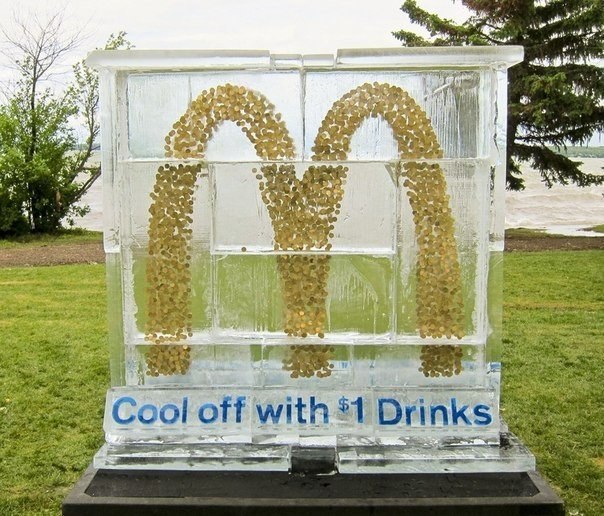 Удивительная ледяная скульптура McDonald s с монетами внутри: "Охладись напитком за 1$."